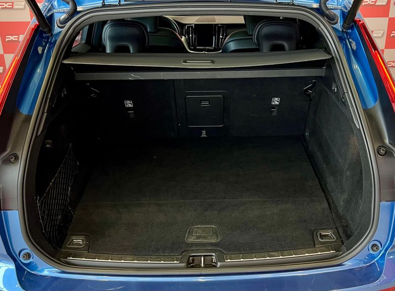 Volvo XC 60 T-8 HÍBRIDO R-DESIGN 2.0 2019/2020 PC VEÍCULOS SANTA CRUZ DO SUL / Carros no Vale