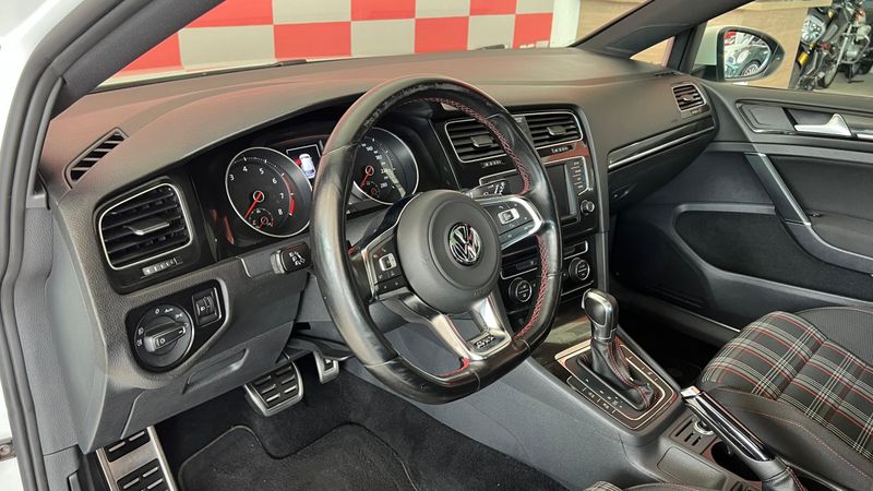 VOLKSWAGEN Golf GTi 2.0 TSI 220cv 2016/2016 PC VEÍCULOS SANTA CRUZ DO SUL / Carros no Vale