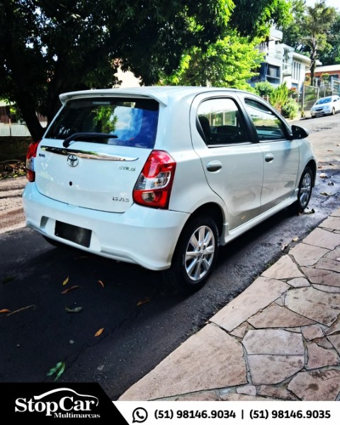 TOYOTA ETIOS 1.5 XLS HATCH 2018/2018 STOPCAR MULTIMARCAS ESTRELA / Carros no Vale