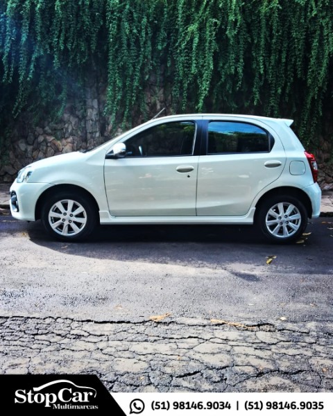 TOYOTA ETIOS 1.5 XLS HATCH 2018/2018 STOPCAR MULTIMARCAS ESTRELA / Carros no Vale
