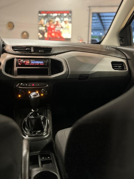 CHEVROLET ONIX HATCH JOY 1.0 8V FLEX 5P MEC. 2017/2018 JM AUTOMÓVEIS VENÂNCIO AIRES / Carros no Vale