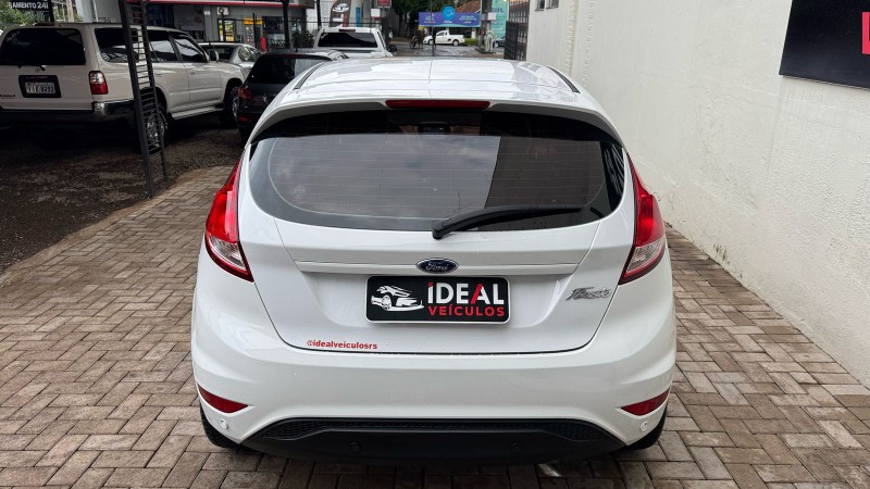 FORD NEW FIESTA HATCH I/ SE HA /2018 IDEAL VEÍCULOS LAJEADO / Carros no Vale