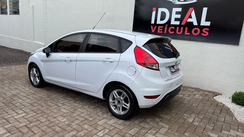 FORD NEW FIESTA HATCH I/ SE HA /2018 IDEAL VEÍCULOS LAJEADO / Carros no Vale