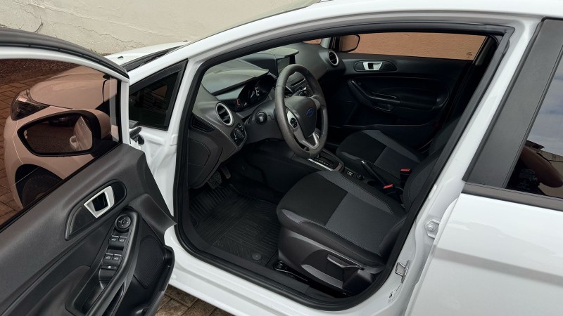 FORD NEW FIESTA HATCH I/ SE HA /2018 IDEAL VEÍCULOS LAJEADO / Carros no Vale