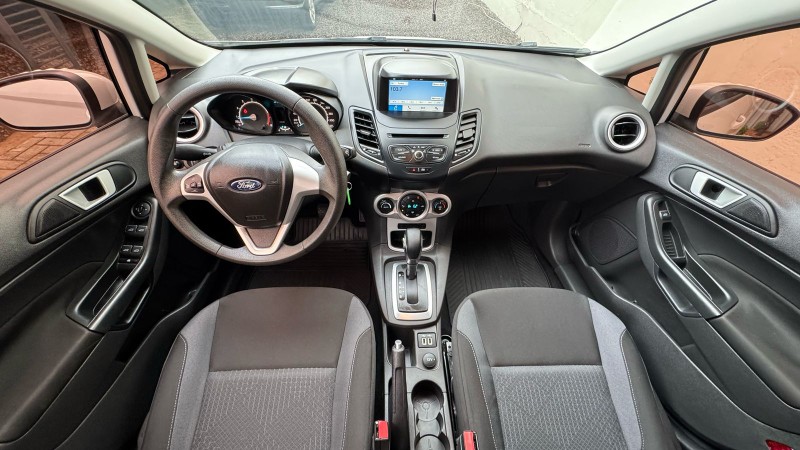 FORD NEW FIESTA HATCH I/ SE HA /2018 IDEAL VEÍCULOS LAJEADO / Carros no Vale