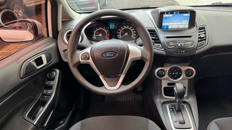 FORD NEW FIESTA HATCH I/ SE HA /2018 IDEAL VEÍCULOS LAJEADO / Carros no Vale