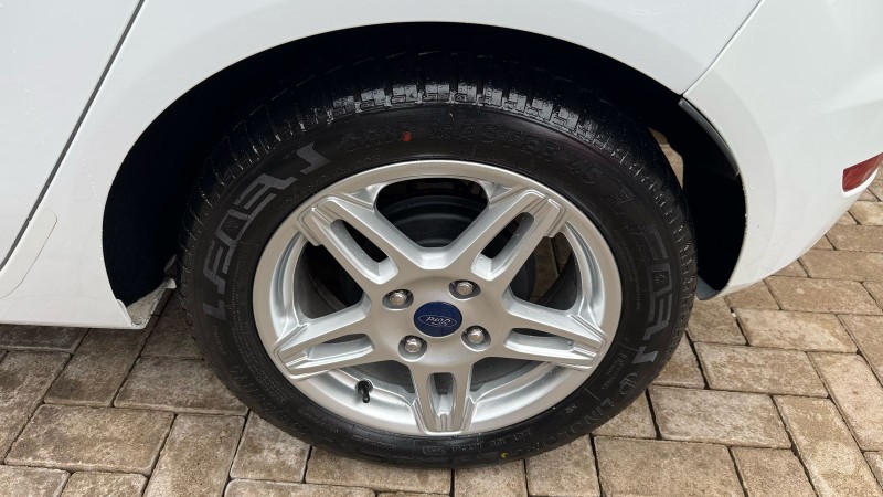 FORD NEW FIESTA HATCH I/ SE HA /2018 IDEAL VEÍCULOS LAJEADO / Carros no Vale