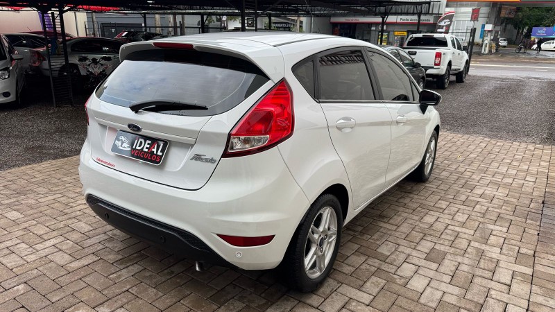 FORD NEW FIESTA HATCH I/ SE HA /2018 IDEAL VEÍCULOS LAJEADO / Carros no Vale