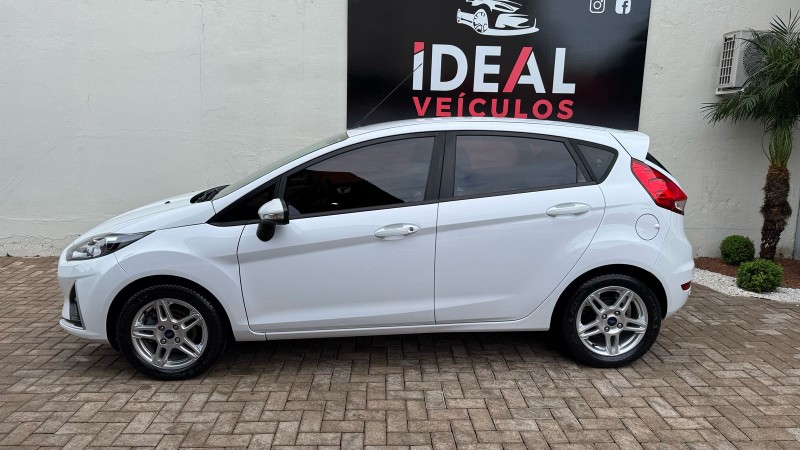 FORD NEW FIESTA HATCH I/ SE HA /2018 IDEAL VEÍCULOS LAJEADO / Carros no Vale