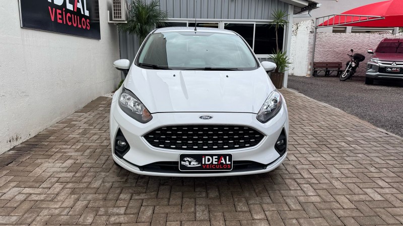 FORD NEW FIESTA HATCH I/ SE HA /2018 IDEAL VEÍCULOS LAJEADO / Carros no Vale