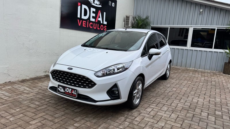 FORD NEW FIESTA HATCH I/ SE HA /2018 IDEAL VEÍCULOS LAJEADO / Carros no Vale