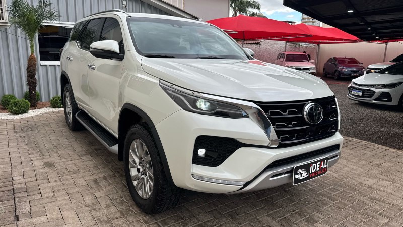 TOYOTA HILUX SW4 2.8 SRX /2021 IDEAL VEÍCULOS LAJEADO / Carros no Vale