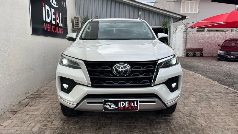 TOYOTA HILUX SW4 2.8 SRX /2021 IDEAL VEÍCULOS LAJEADO / Carros no Vale