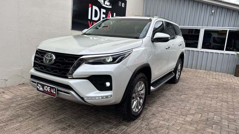TOYOTA HILUX SW4 2.8 SRX /2021 IDEAL VEÍCULOS LAJEADO / Carros no Vale