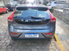 VOLVO V40 T4 2.0 TURBO 2013/2014 ALTERNATIVA VEÍCULOS LAJEADO / Carros no Vale