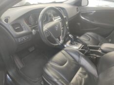 VOLVO V40 T4 2.0 TURBO 2013/2014 ALTERNATIVA VEÍCULOS LAJEADO / Carros no Vale