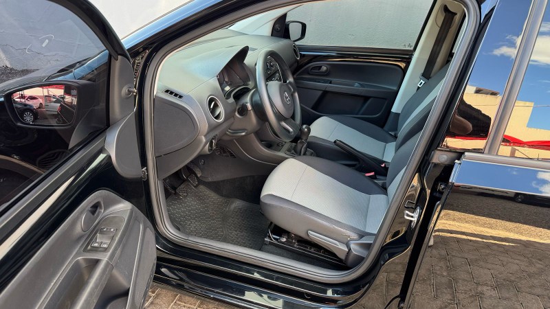 VOLKSWAGEN UP! TAKE /2015 IDEAL VEÍCULOS LAJEADO / Carros no Vale