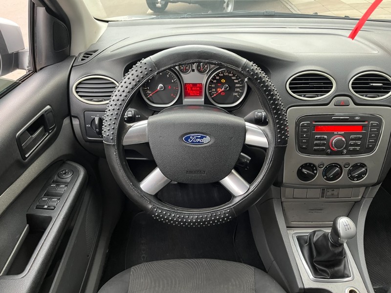 FORD FOCUS HATCH GLX 1.6 8V FLEX MEC. 2012/2012 BOSCO AUTOMÓVEIS GUAPORÉ / Carros no Vale
