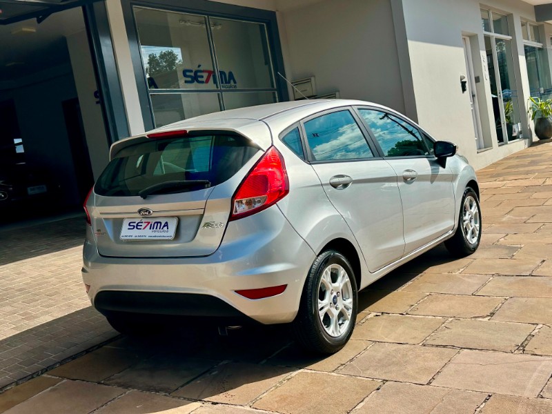 FORD FIESTA HATCH SE 1.6 2013/2014 SÉTIMA VEÍCULOS GUAPORÉ / Carros no Vale