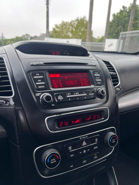 KIA SORENTO 2.4 16V 4X2 AUT. 2015/2015 LS MULTIMARCAS VENÂNCIO AIRES / Carros no Vale