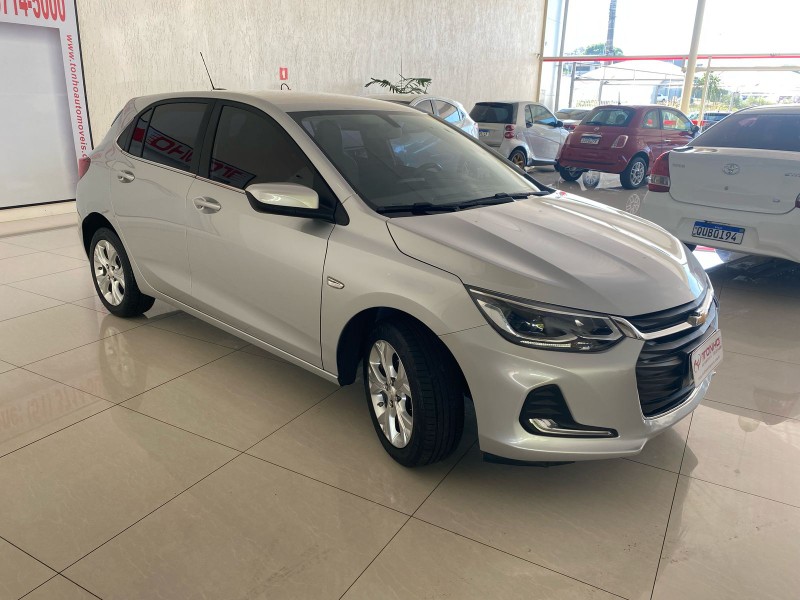 CHEVROLET ONIX 1.0 PREMIER 12V TURBO FLEX 4P AUTOMÁTICO 2021/2021 TONHO AUTOMÓVEIS LAJEADO / Carros no Vale