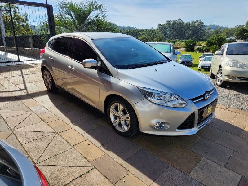 FORD FOCUS SE 1.6 2013/2014 TS VEÍCULOS ANTA GORDA / Carros no Vale