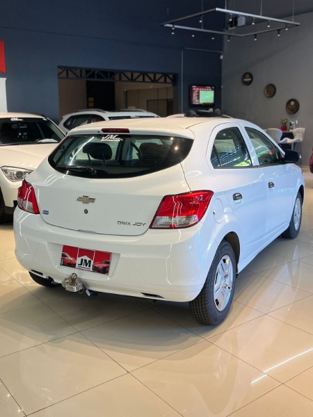 CHEVROLET ONIX HATCH JOY 1.0 8V FLEX 5P MEC. 2017/2017 JM AUTOMÓVEIS VENÂNCIO AIRES / Carros no Vale