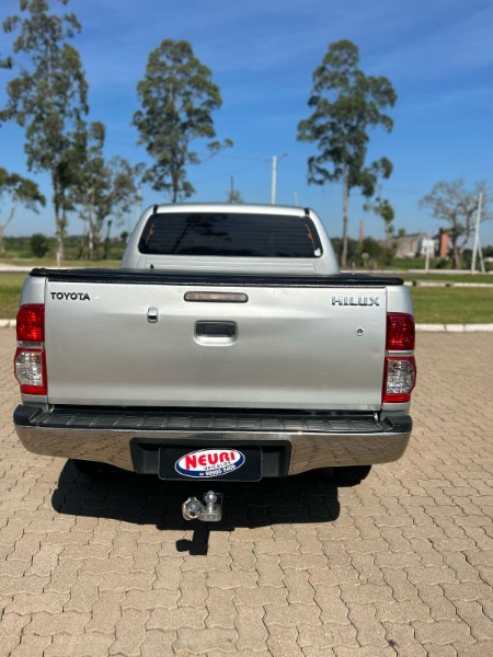 TOYOTA HILUX 2.7 SRV 4X4 CD 16V FLEX 4P AUTOMÁTICO 2012/2012 NEURI VEÍCULOS LAJEADO / Carros no Vale