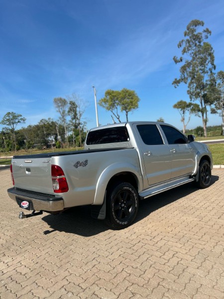 TOYOTA HILUX 2.7 SRV 4X4 CD 16V FLEX 4P AUTOMÁTICO 2012/2012 NEURI VEÍCULOS LAJEADO / Carros no Vale
