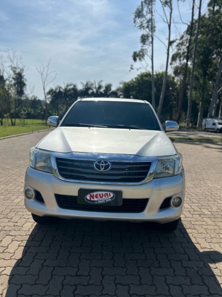 TOYOTA HILUX 2.7 SRV 4X4 CD 16V FLEX 4P AUTOMÁTICO 2012/2012 NEURI VEÍCULOS LAJEADO / Carros no Vale