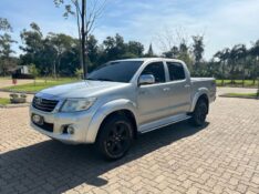TOYOTA HILUX 2.7 SRV 4X4 CD 16V FLEX 4P AUTOMÁTICO 2012/2012 NEURI VEÍCULOS LAJEADO / Carros no Vale