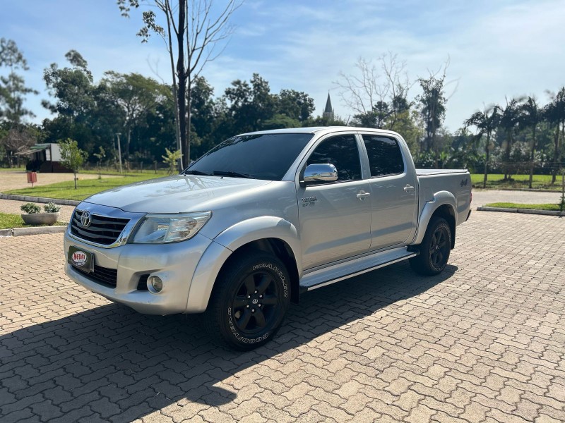 TOYOTA HILUX 2.7 SRV 4X4 CD 16V FLEX 4P AUTOMÁTICO 2012/2012 NEURI VEÍCULOS LAJEADO / Carros no Vale