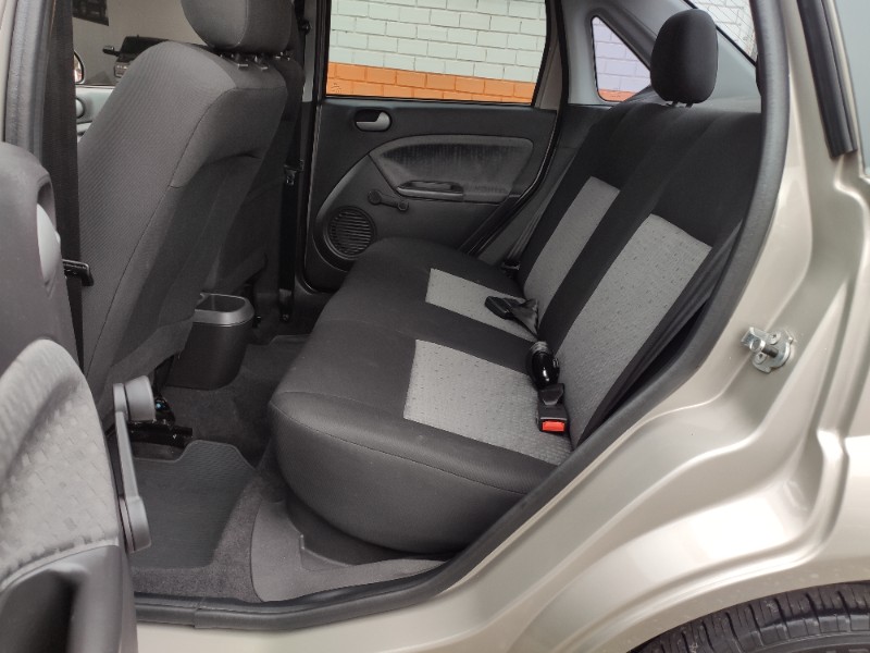 FORD FIESTA SEDAN FIESTA 1.6 ROCAM SEDAN 8V FLEX 4P MANUAL 2012/2012 ROSAUTO VEÍCULOS VENÂNCIO AIRES / Carros no Vale