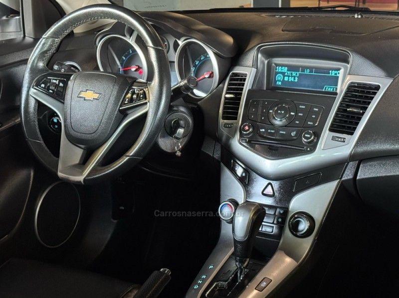 CHEVROLET CRUZE 1.8 LT 16V 2013/2014 GRIFFCAR MULTIMARCAS DOIS IRMÃOS / Carros no Vale