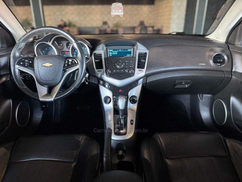 CHEVROLET CRUZE 1.8 LT 16V 2013/2014 GRIFFCAR MULTIMARCAS DOIS IRMÃOS / Carros no Vale