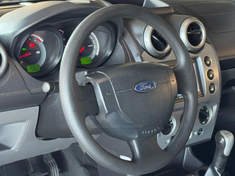 FORD FIESTA 1.0 SE 8V 2013/2014 GRIFFCAR MULTIMARCAS DOIS IRMÃOS / Carros no Vale
