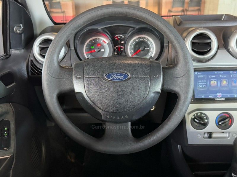 FORD FIESTA 1.0 SE 8V 2013/2014 GRIFFCAR MULTIMARCAS DOIS IRMÃOS / Carros no Vale