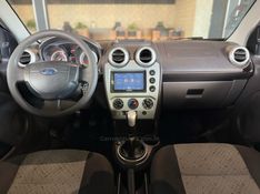 FORD FIESTA 1.0 SE 8V 2013/2014 GRIFFCAR MULTIMARCAS DOIS IRMÃOS / Carros no Vale
