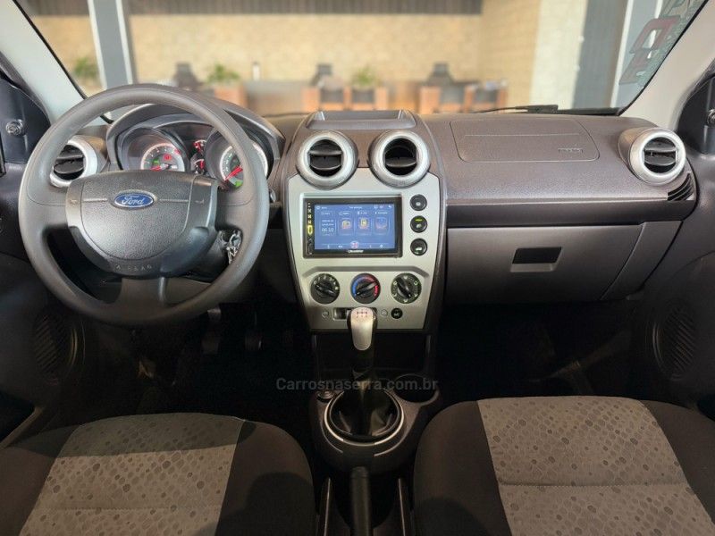 FORD FIESTA 1.0 SE 8V 2013/2014 GRIFFCAR MULTIMARCAS DOIS IRMÃOS / Carros no Vale