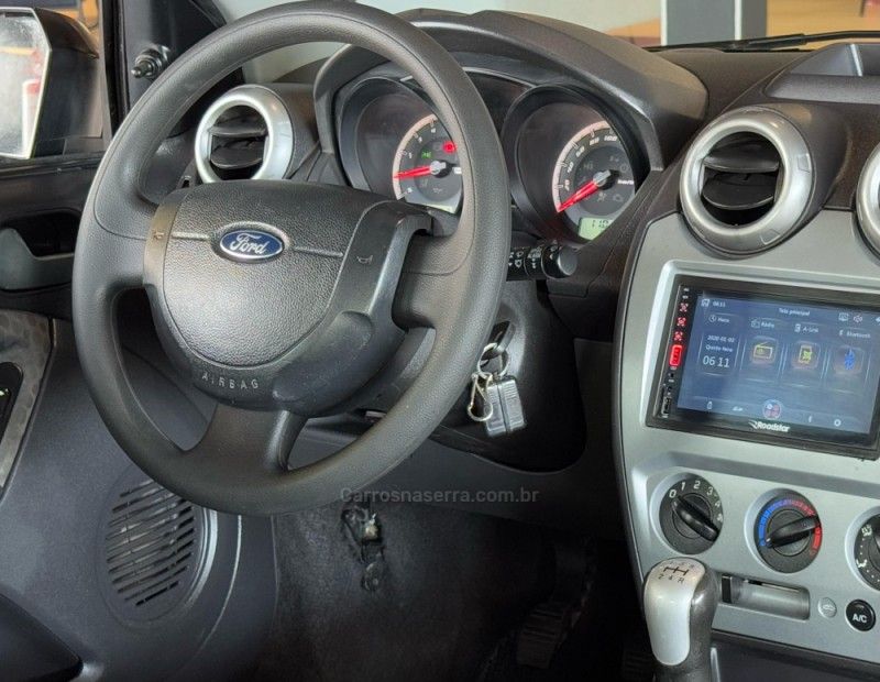 FORD FIESTA 1.0 SE 8V 2013/2014 GRIFFCAR MULTIMARCAS DOIS IRMÃOS / Carros no Vale