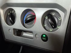 FORD FIESTA 1.0 SE 8V 2013/2014 GRIFFCAR MULTIMARCAS DOIS IRMÃOS / Carros no Vale