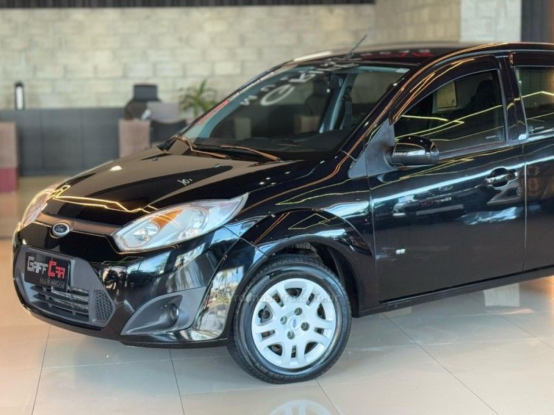 FORD FIESTA 1.0 SE 8V 2013/2014 GRIFFCAR MULTIMARCAS DOIS IRMÃOS / Carros no Vale