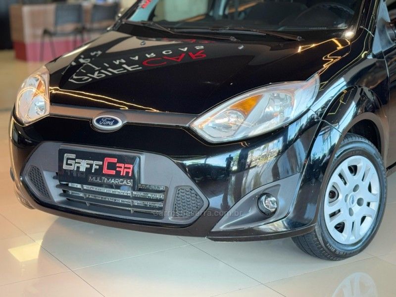 FORD FIESTA 1.0 SE 8V 2013/2014 GRIFFCAR MULTIMARCAS DOIS IRMÃOS / Carros no Vale