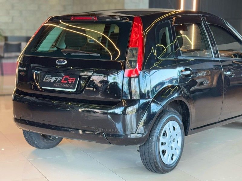 FORD FIESTA 1.0 SE 8V 2013/2014 GRIFFCAR MULTIMARCAS DOIS IRMÃOS / Carros no Vale