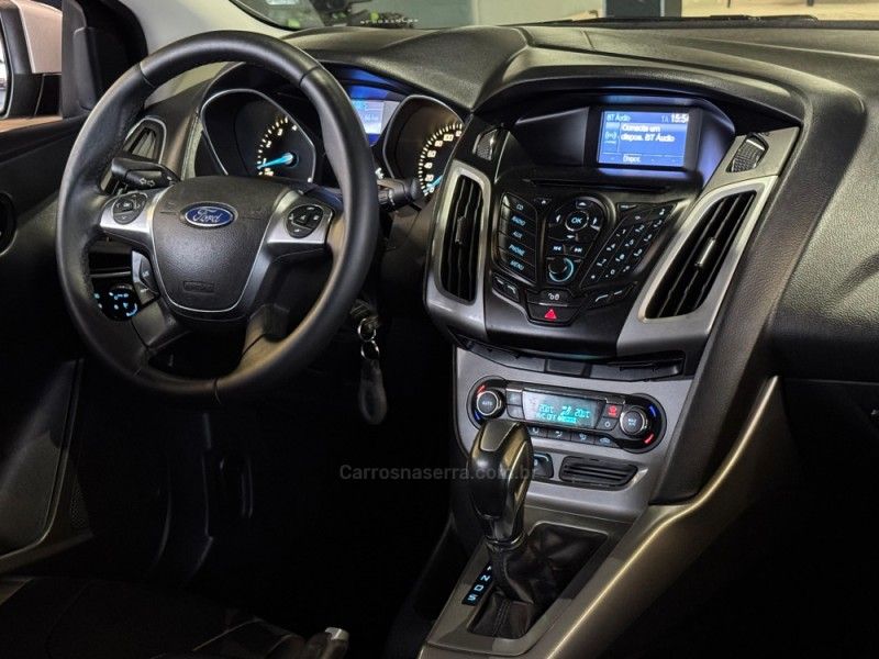 FORD FOCUS 2.0 SE SEDAN 16V 2014/2014 GRIFFCAR MULTIMARCAS DOIS IRMÃOS / Carros no Vale