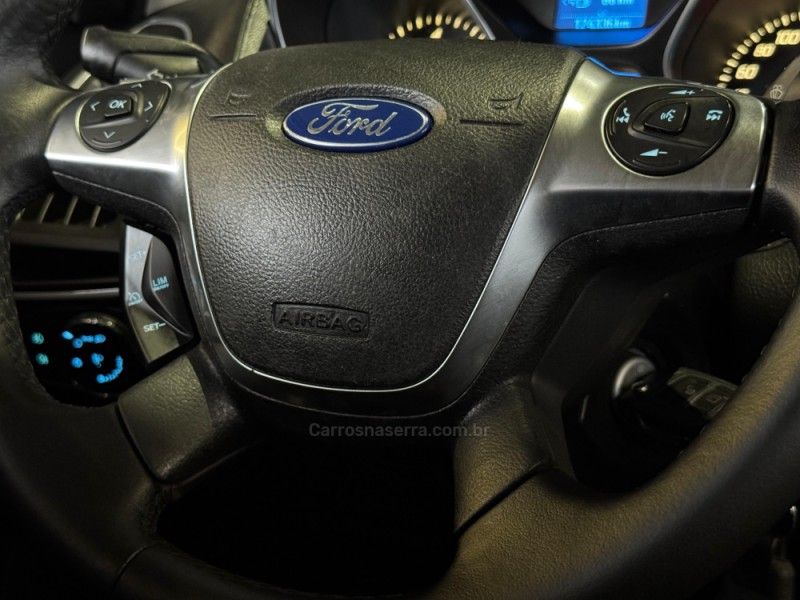 FORD FOCUS 2.0 SE SEDAN 16V 2014/2014 GRIFFCAR MULTIMARCAS DOIS IRMÃOS / Carros no Vale