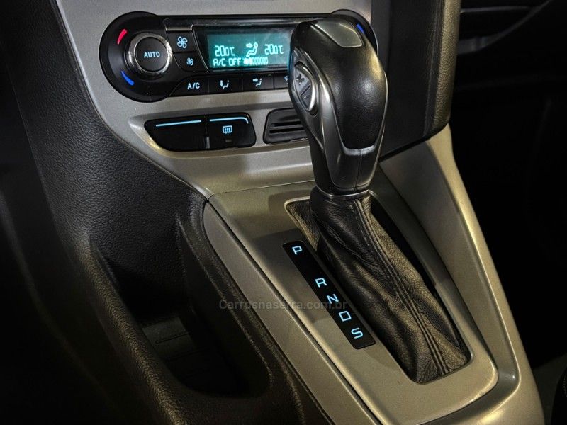 FORD FOCUS 2.0 SE SEDAN 16V 2014/2014 GRIFFCAR MULTIMARCAS DOIS IRMÃOS / Carros no Vale