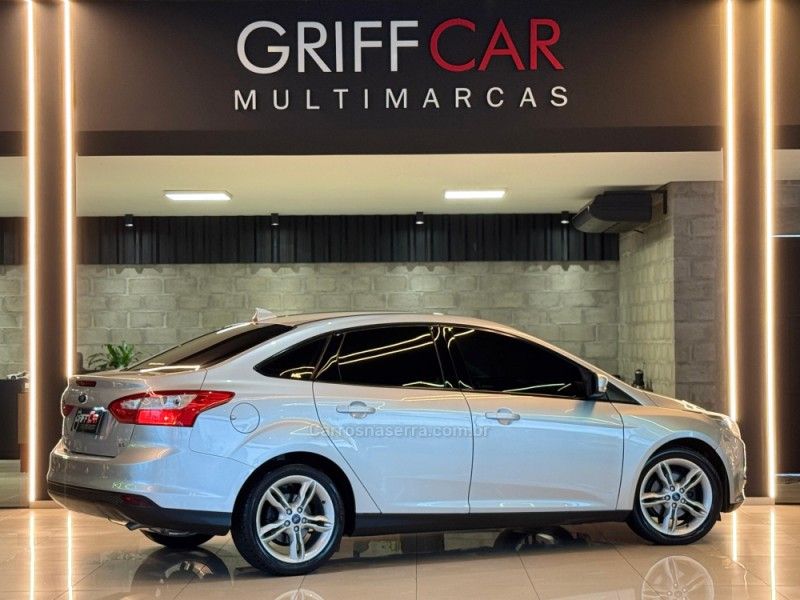 FORD FOCUS 2.0 SE SEDAN 16V 2014/2014 GRIFFCAR MULTIMARCAS DOIS IRMÃOS / Carros no Vale