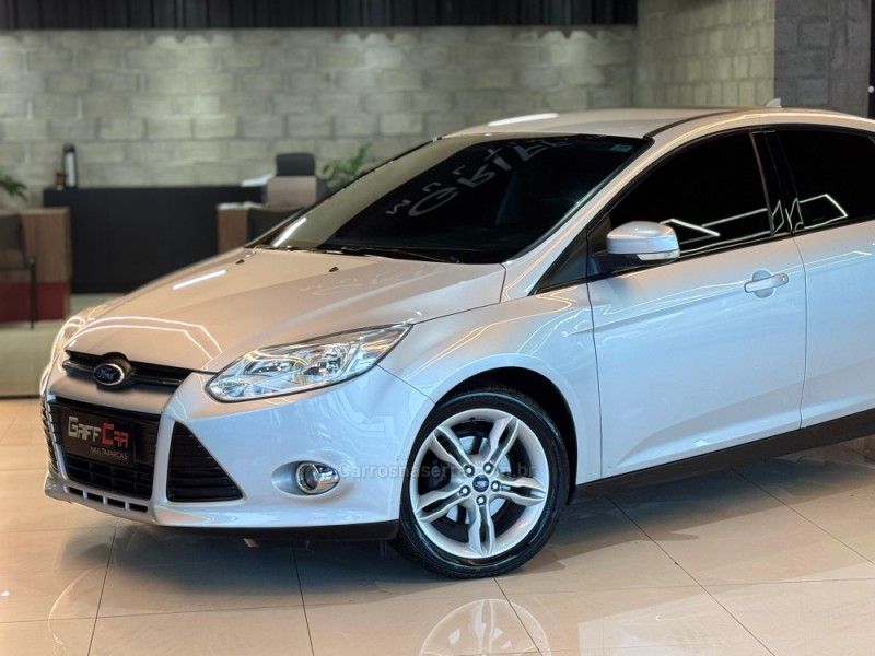 FORD FOCUS 2.0 SE SEDAN 16V 2014/2014 GRIFFCAR MULTIMARCAS DOIS IRMÃOS / Carros no Vale