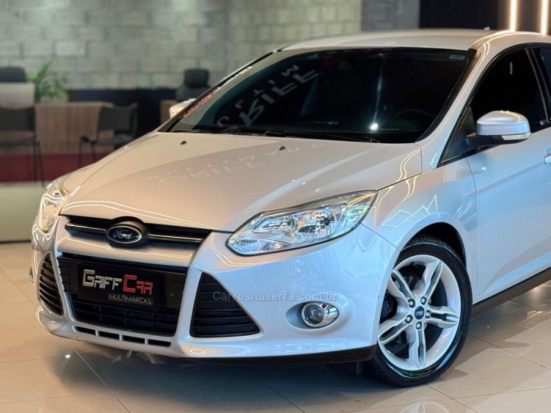 FORD FOCUS 2.0 SE SEDAN 16V 2014/2014 GRIFFCAR MULTIMARCAS DOIS IRMÃOS / Carros no Vale